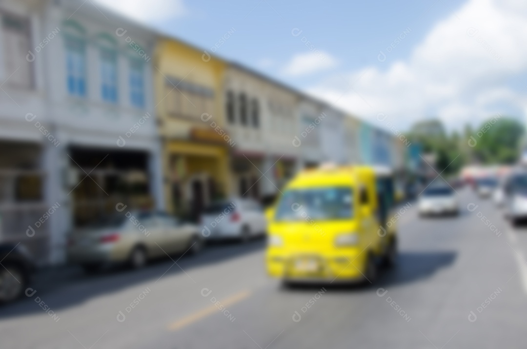 Carro turva na estrada, amarelo bonito.