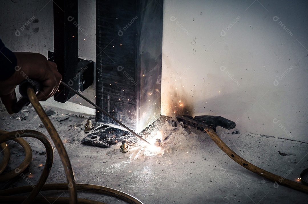 Soldagem de ferro de mão de homem na fabricação - filtro vintage.