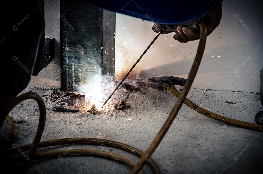 Soldagem de ferro de mão de homem na fabricação - filtro vintage.