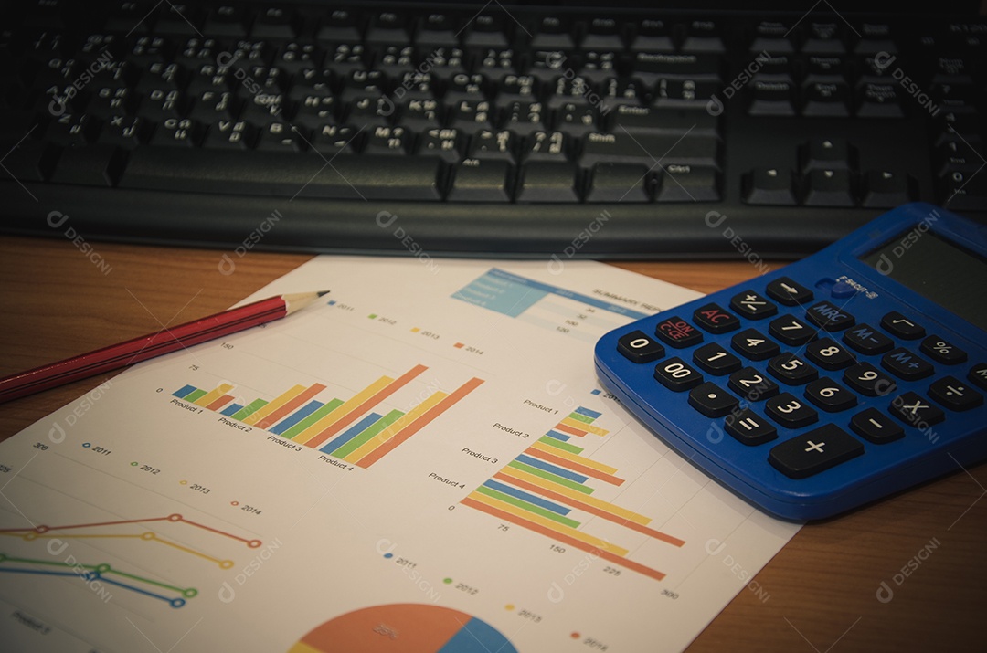 Papel milimetrado e uma calculadora na mesa - Filtre o vintage