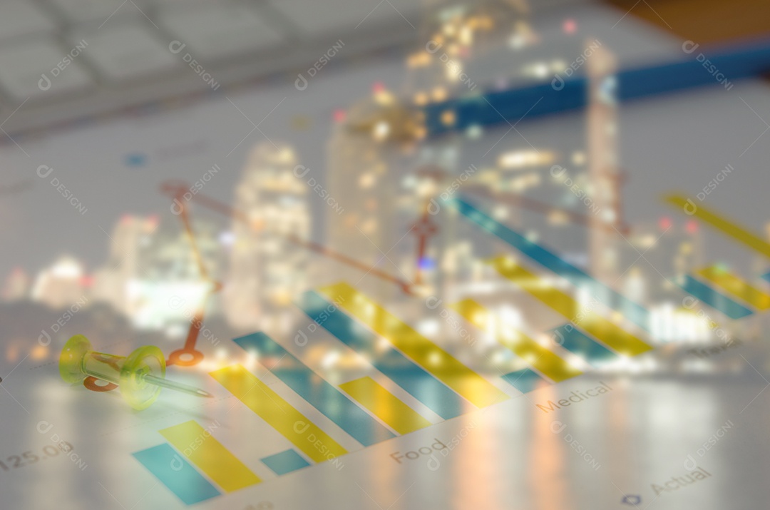 Dupla exposição do gráfico de negócios da cidade e gráficos e lápis.