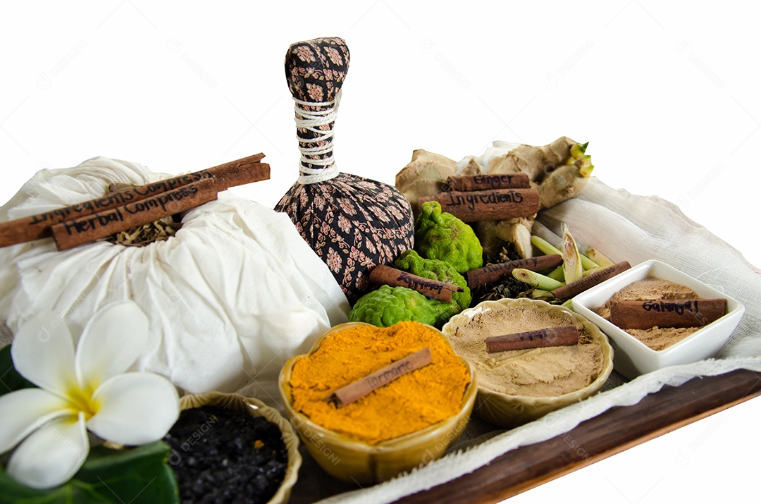 Massagem de ervas no fundo branco.