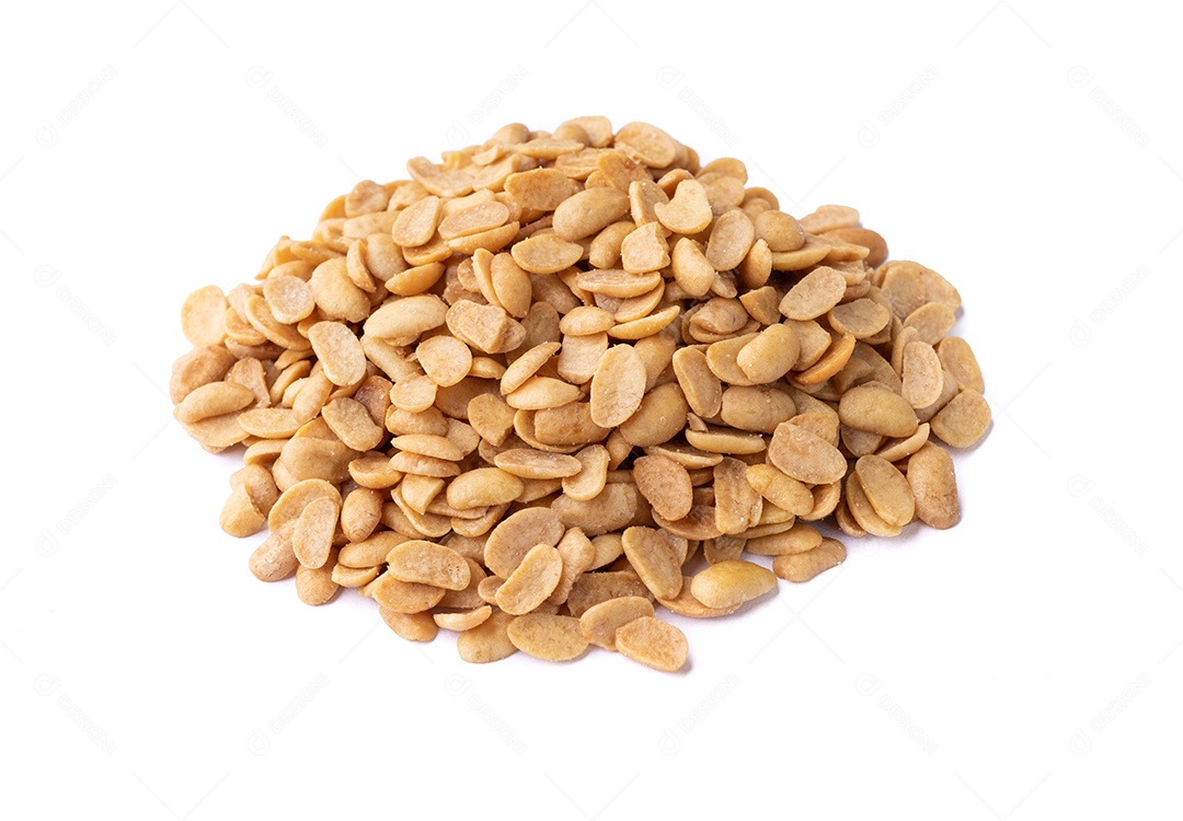 Lanche de feijão de soja frito isolado sobre fundo branco.