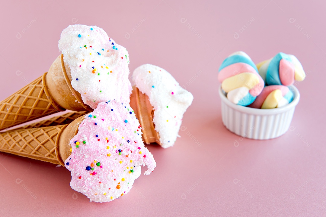 Doces, sorvete seco e marshmallows em fundo rosa, feliz