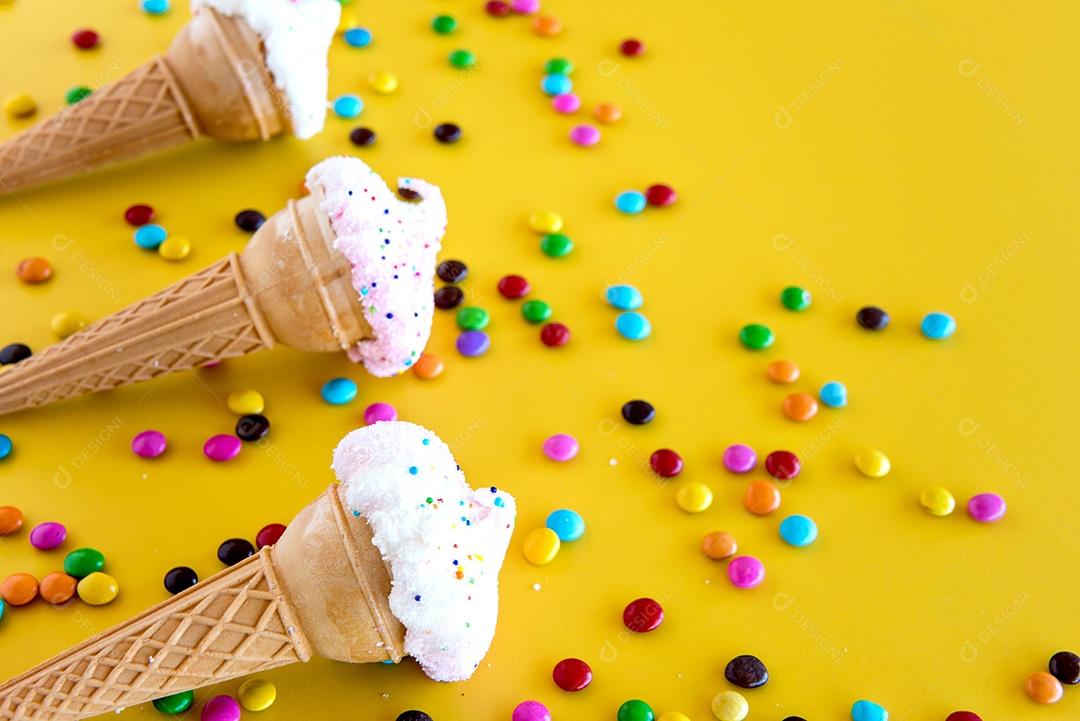 Chocolates e sorvete seco em fundo amarelo, criança feliz