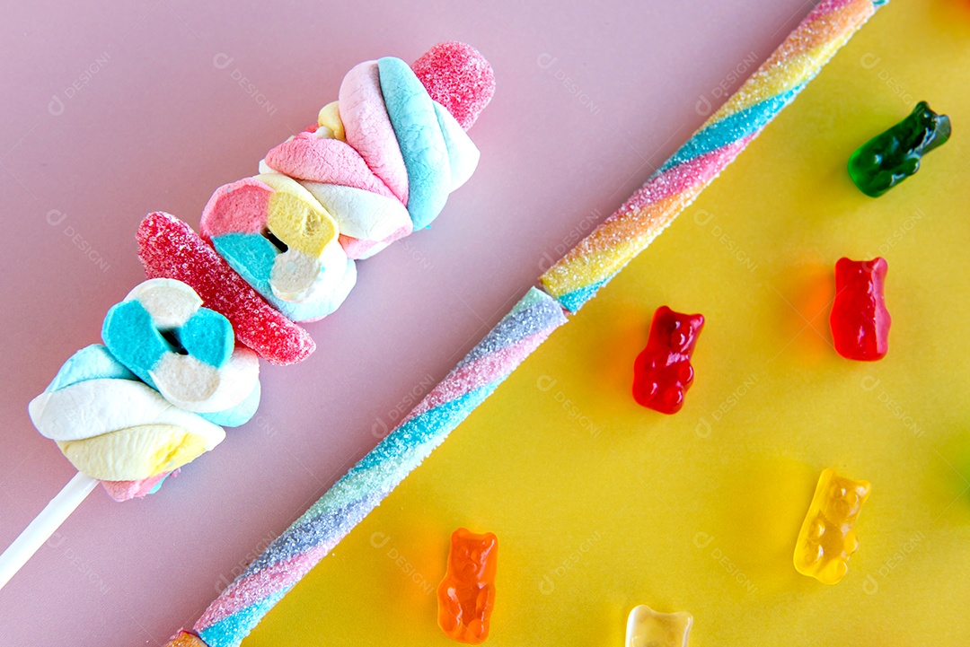 Doces coloridos em fundo rosa e amarelo, feliz infantil