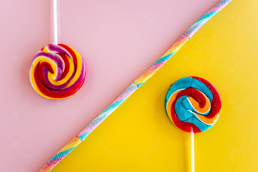 Pirulitos coloridos em fundo rosa e amarelo, crianças felizes