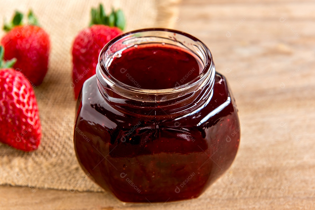 Morangos e geleia de morango na mesa do café da manhã