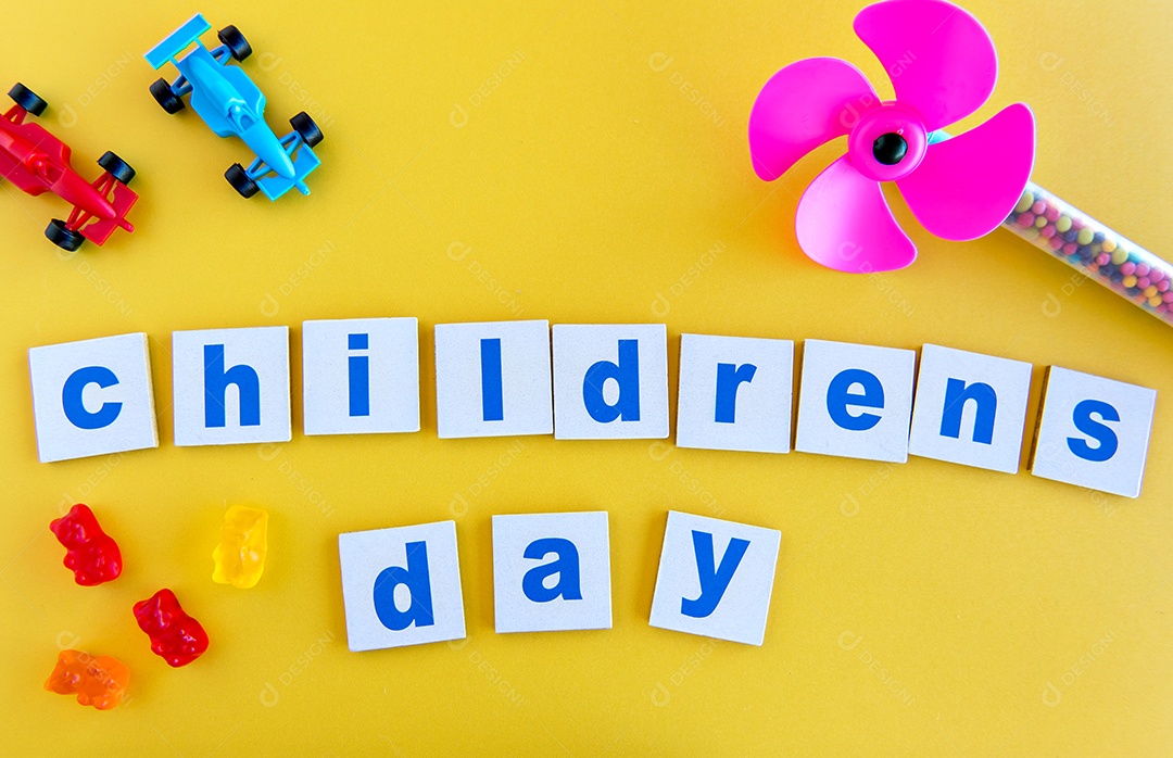 Brinquedos e doces em um fundo amarelo, feliz dia das crianças.