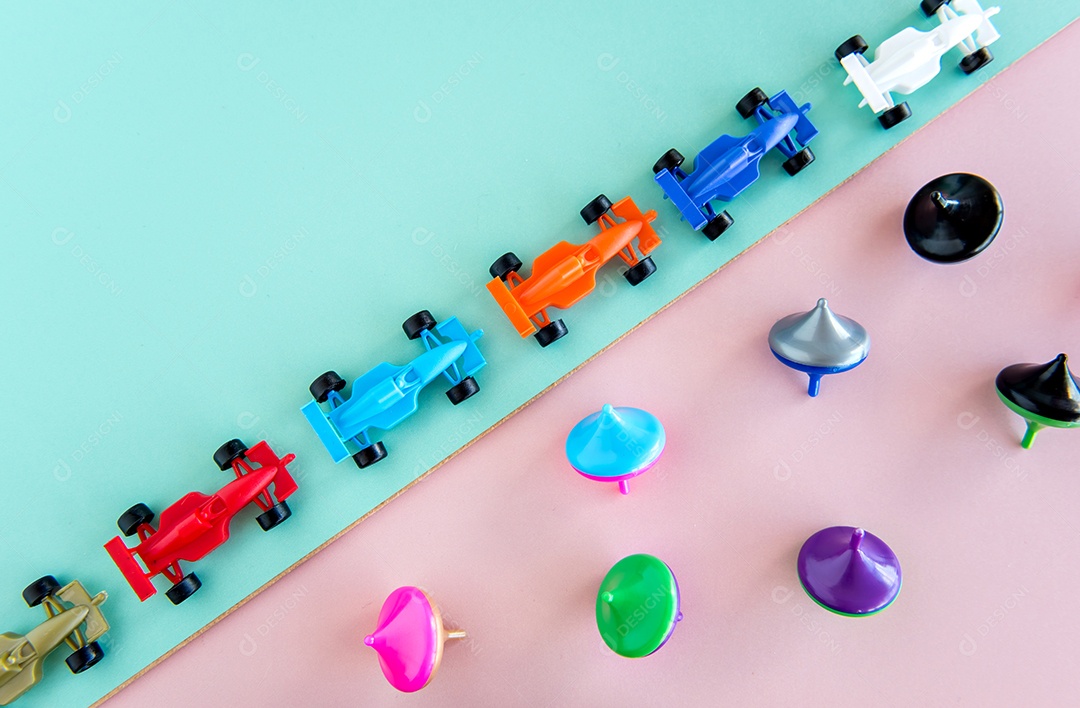 Brinquedos em um fundo verde e rosa, feliz dia das crianças