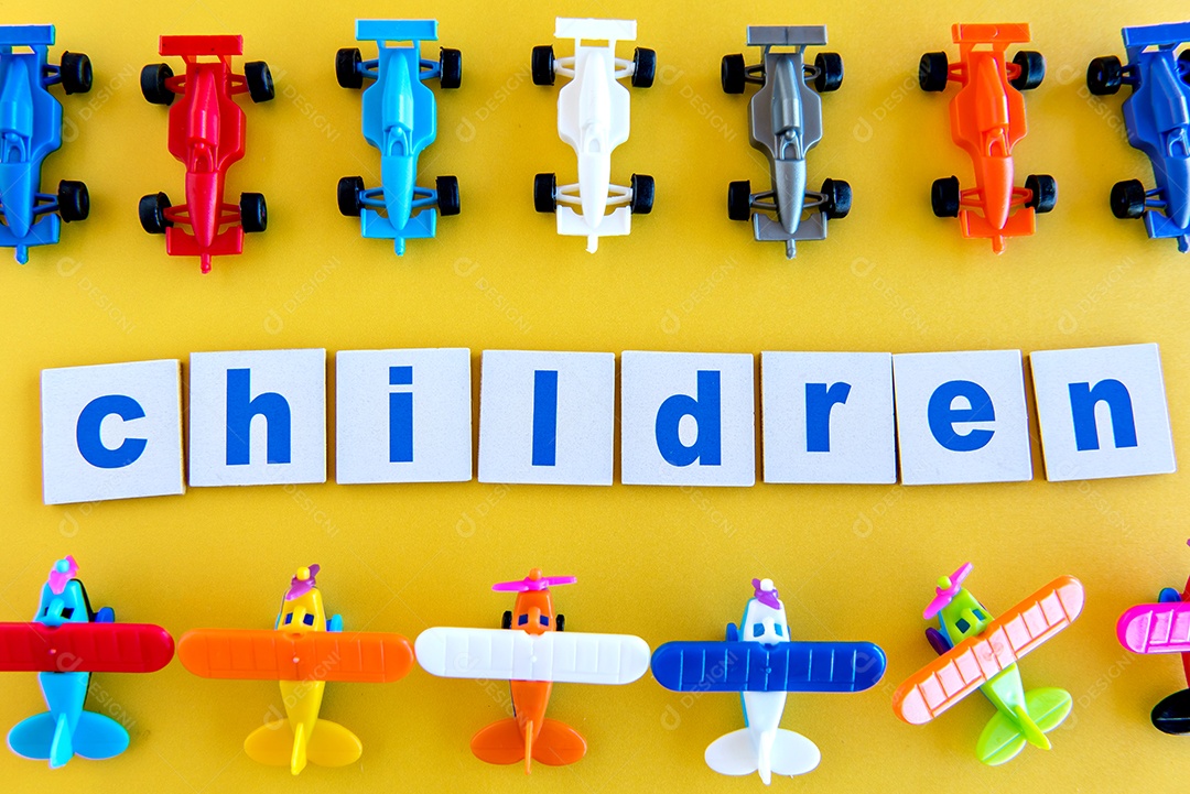 Brinquedos em um fundo amarelo, feliz dia das crianças.