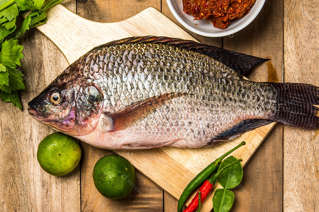 Peixe cru fresco na madeira