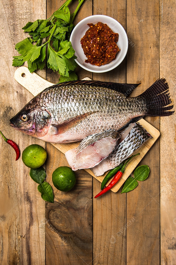 Peixe cru fresco na madeira