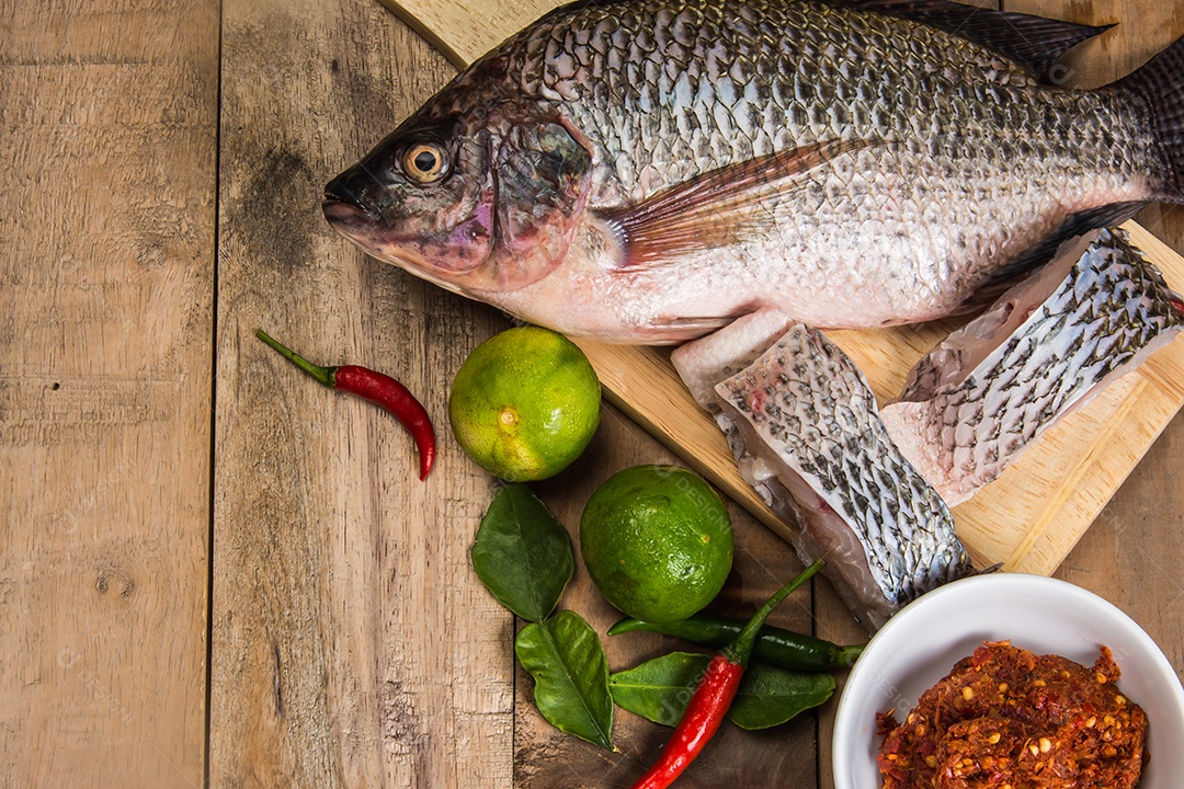 Peixe cru fresco na madeira