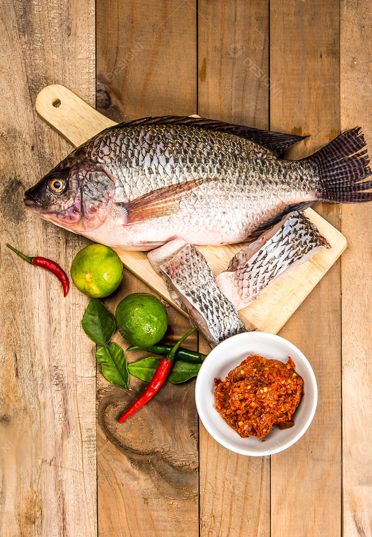 Peixe cru fresco na madeira