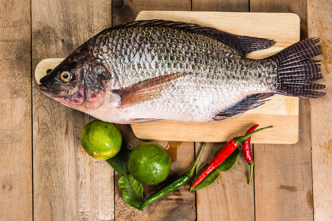 Peixe cru fresco na madeira