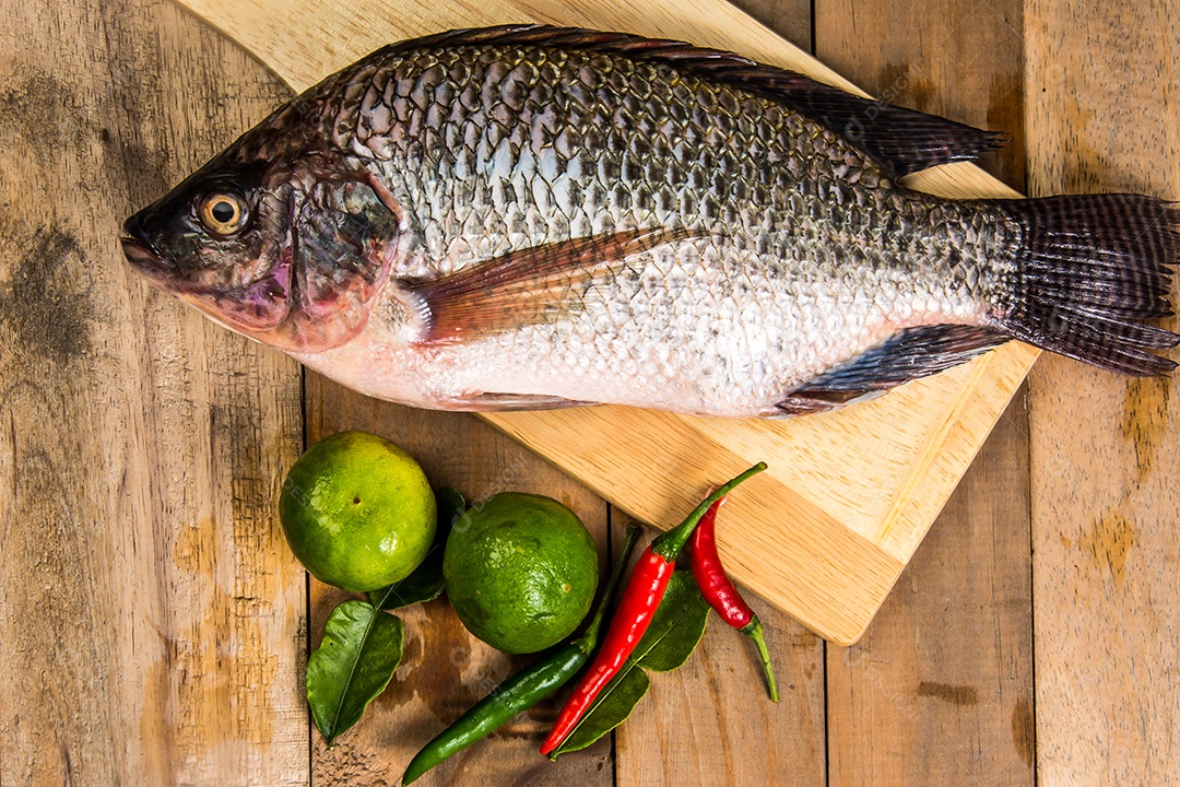 Peixe cru fresco na madeira