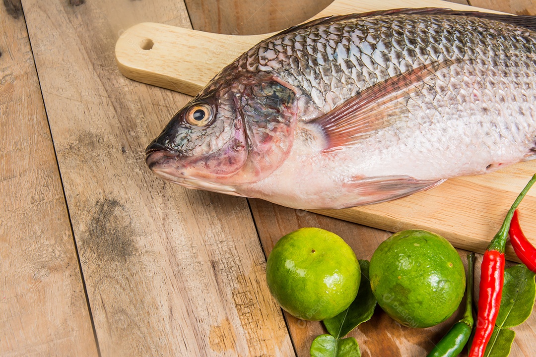 Peixe cru fresco na madeira