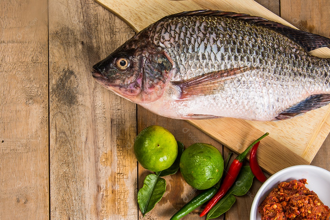 Peixe cru fresco na madeira