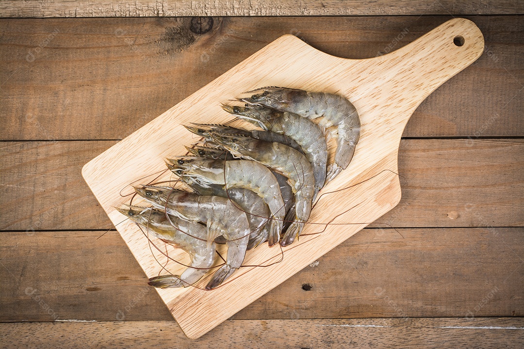 camarão fresco camarão na madeira