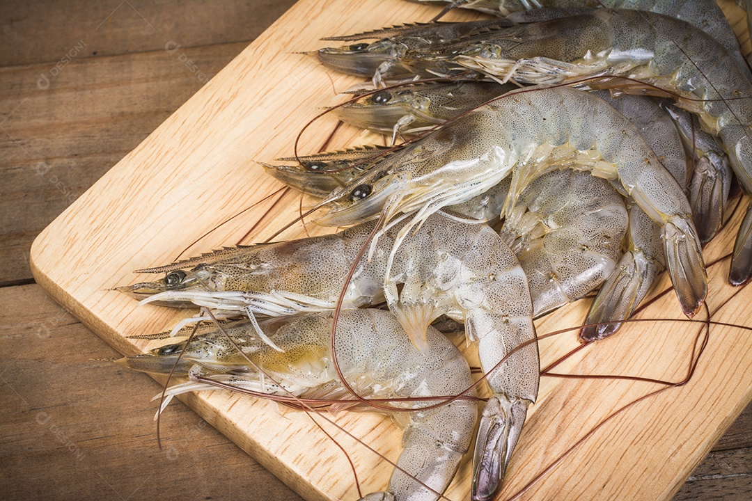 camarão fresco camarão na madeira