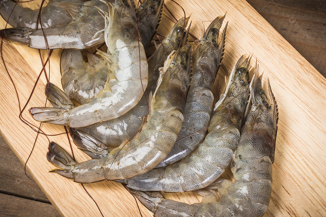 camarão fresco camarão na madeira