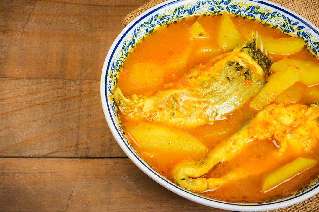 Curry amarelo azedo picante do sul da Tailândia com brotos de robalo e coco, sopa azeda feita de pasta de tamarindo ou açafrão.