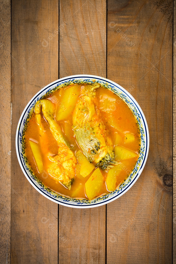 Curry amarelo azedo picante do sul da Tailândia com brotos de robalo e coco, sopa azeda feita de pasta de tamarindo ou açafrão.