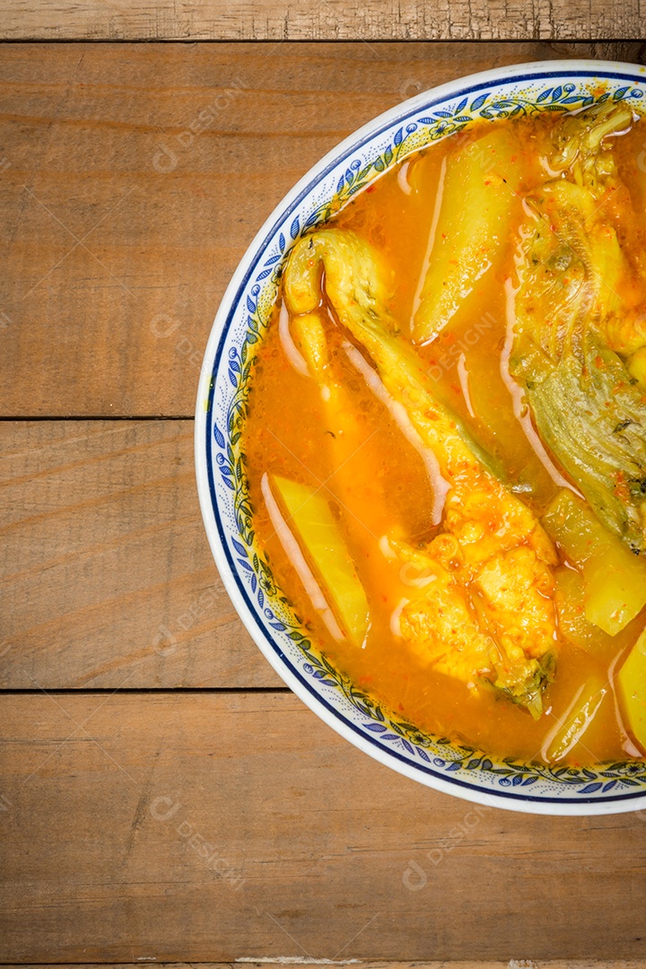 Curry amarelo azedo picante do sul da Tailândia com brotos de robalo e coco, sopa azeda feita de pasta de tamarindo ou açafrão.