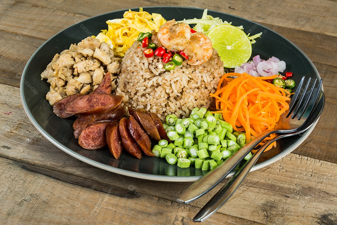 frite o arroz com a pasta de camarão, comida tailandesa