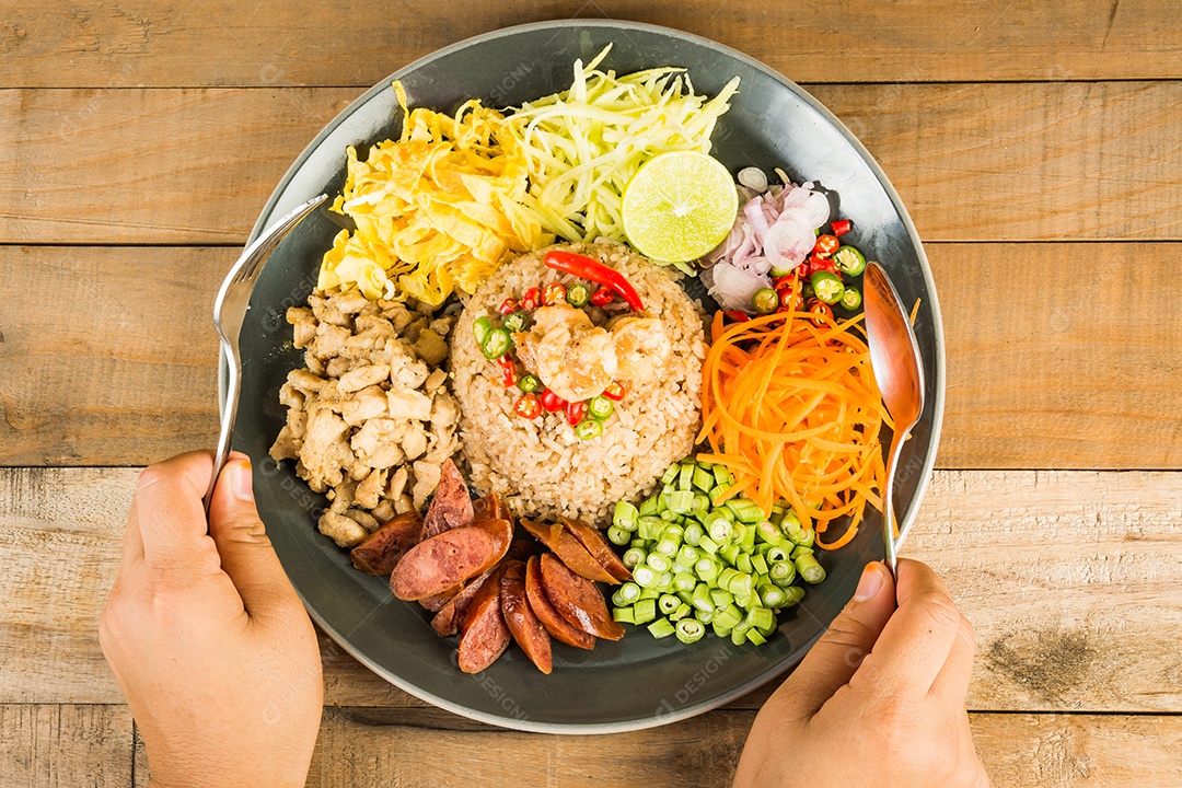 frite o arroz com a pasta de camarão, comida tailandesa