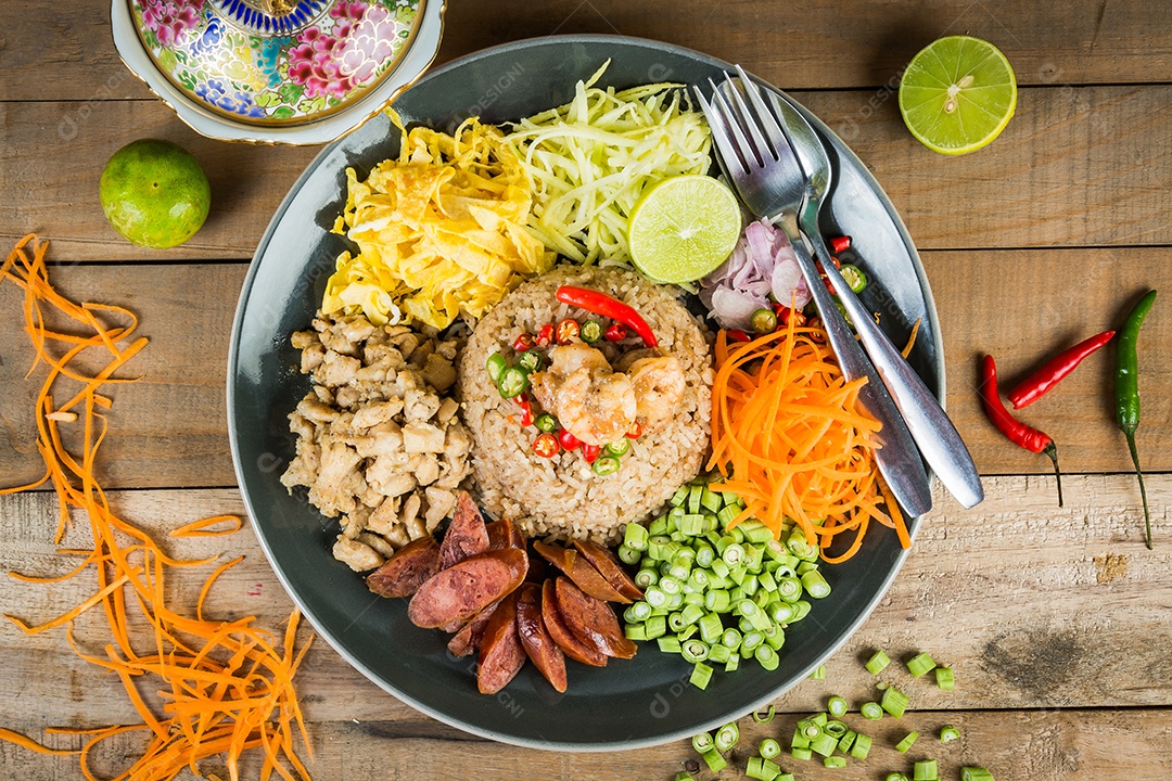 frite o arroz com a pasta de camarão, comida tailandesa