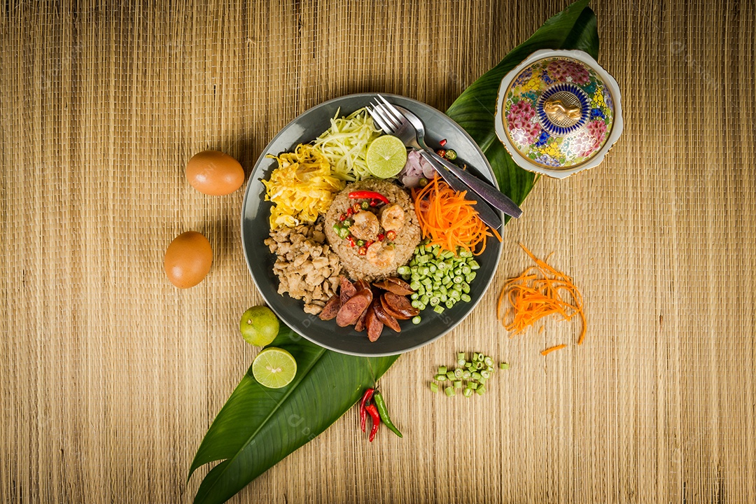 frite o arroz com a pasta de camarão, comida tailandesa