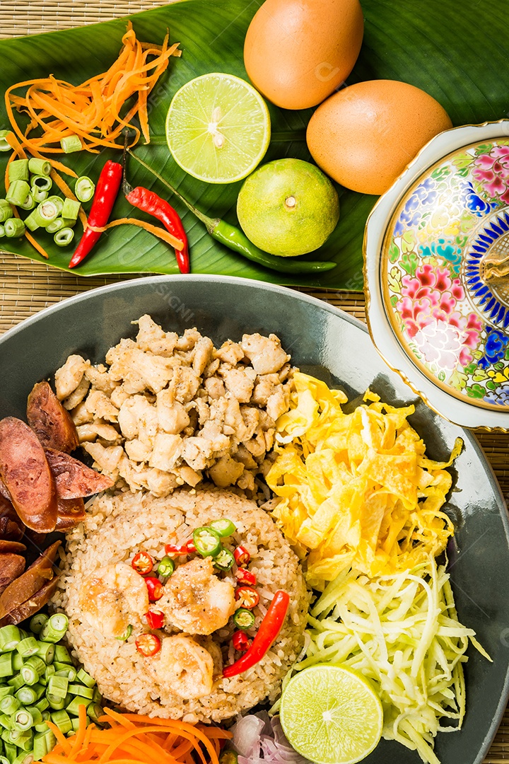 frite o arroz com a pasta de camarão, comida tailandesa