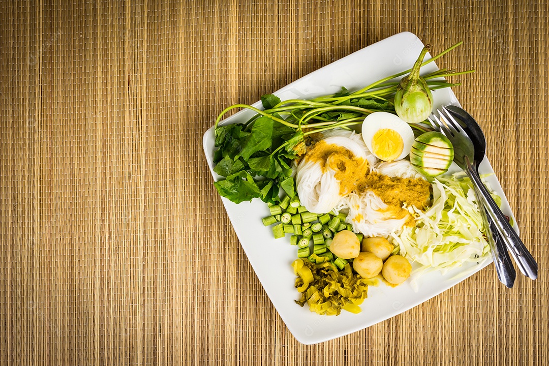 Aletria de arroz local e molho de caril com vegetais Kanom Jeen Nam Ya