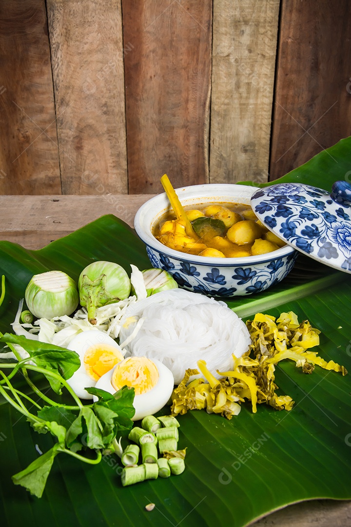 Aletria de arroz local e molho de caril com vegetais Kanom Jeen Nam Ya