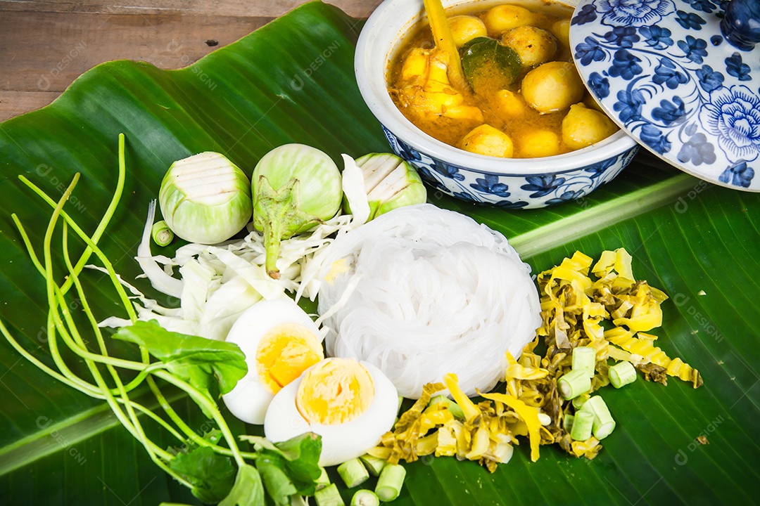 Aletria de arroz local e molho de caril com vegetais Kanom Jeen Nam Ya