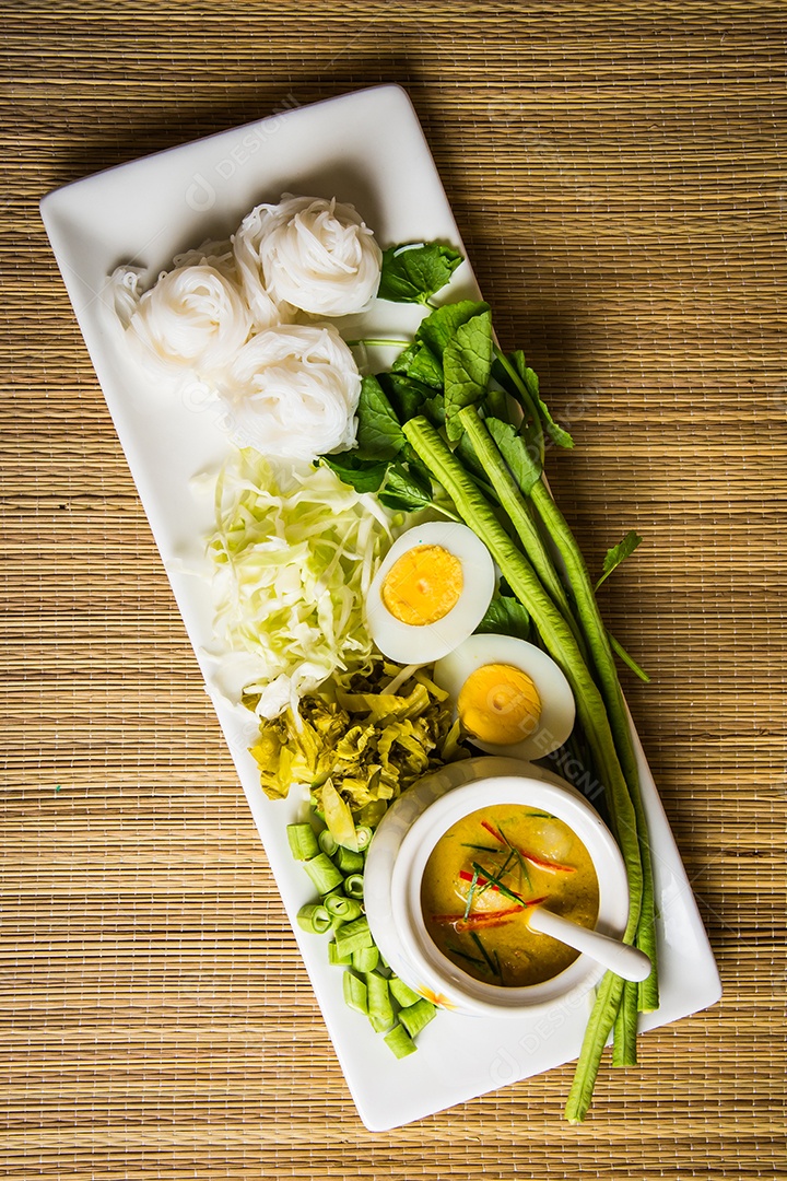 Aletria de arroz local e molho de caril com vegetais Kanom Jeen Nam Ya