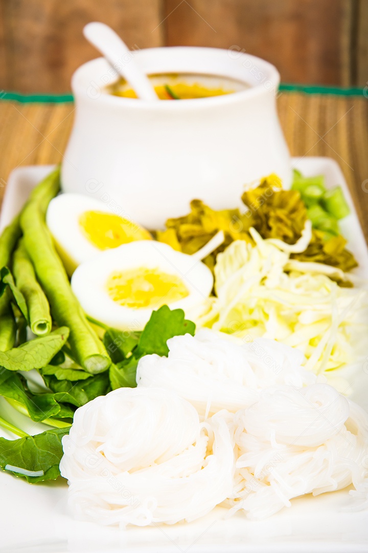 Aletria de arroz local e molho de caril com vegetais Kanom Jeen Nam Ya