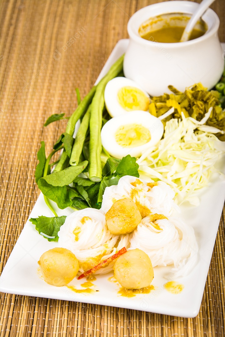 Aletria de arroz local e molho de caril com vegetais Kanom Jeen Nam Ya