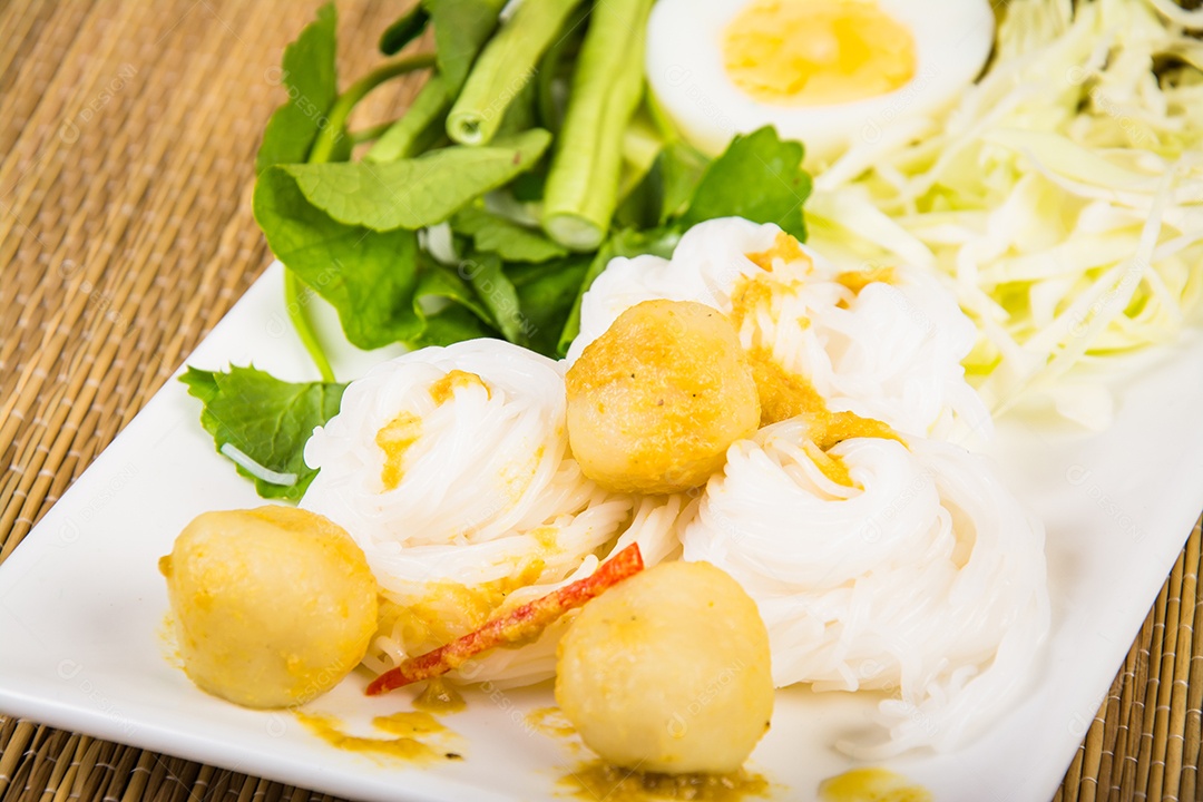 Aletria de arroz local e molho de caril com vegetais Kanom Jeen Nam Ya