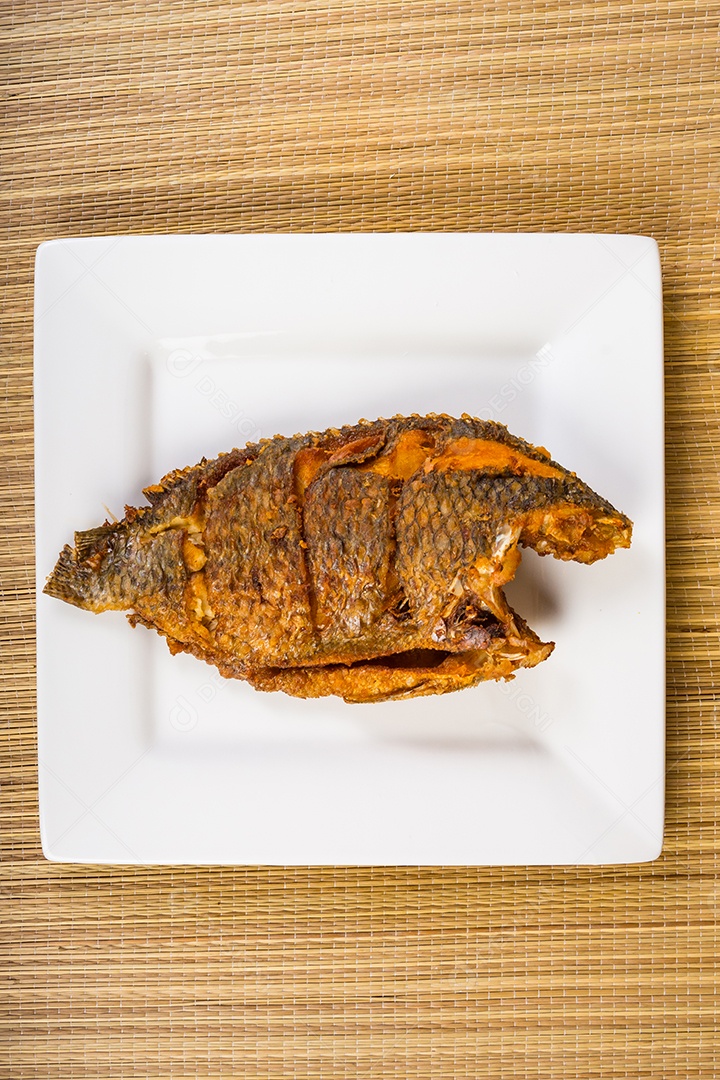 peixe queimado comida tailandesa