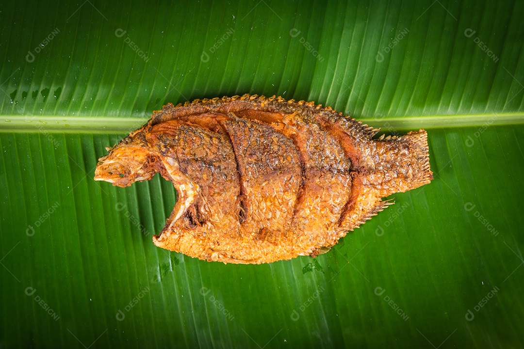 peixe queimado comida tailandesa