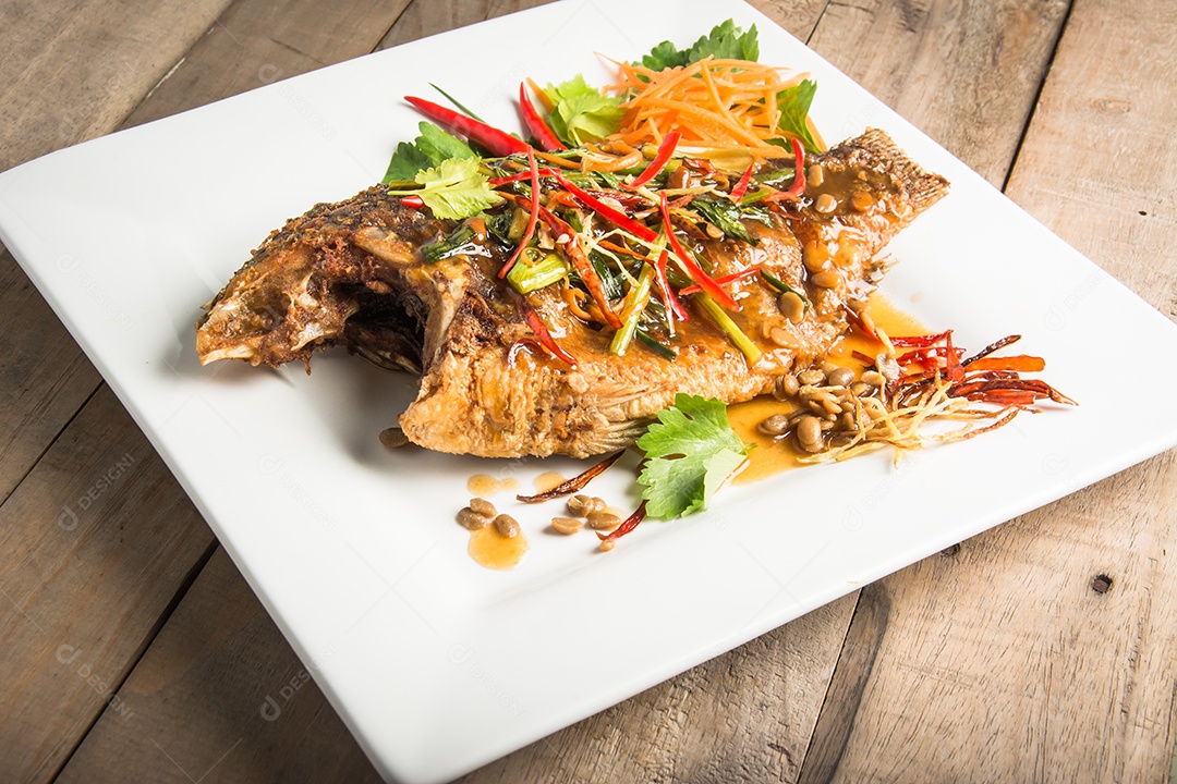 peixe frito com ervas frescas e molho picante doce