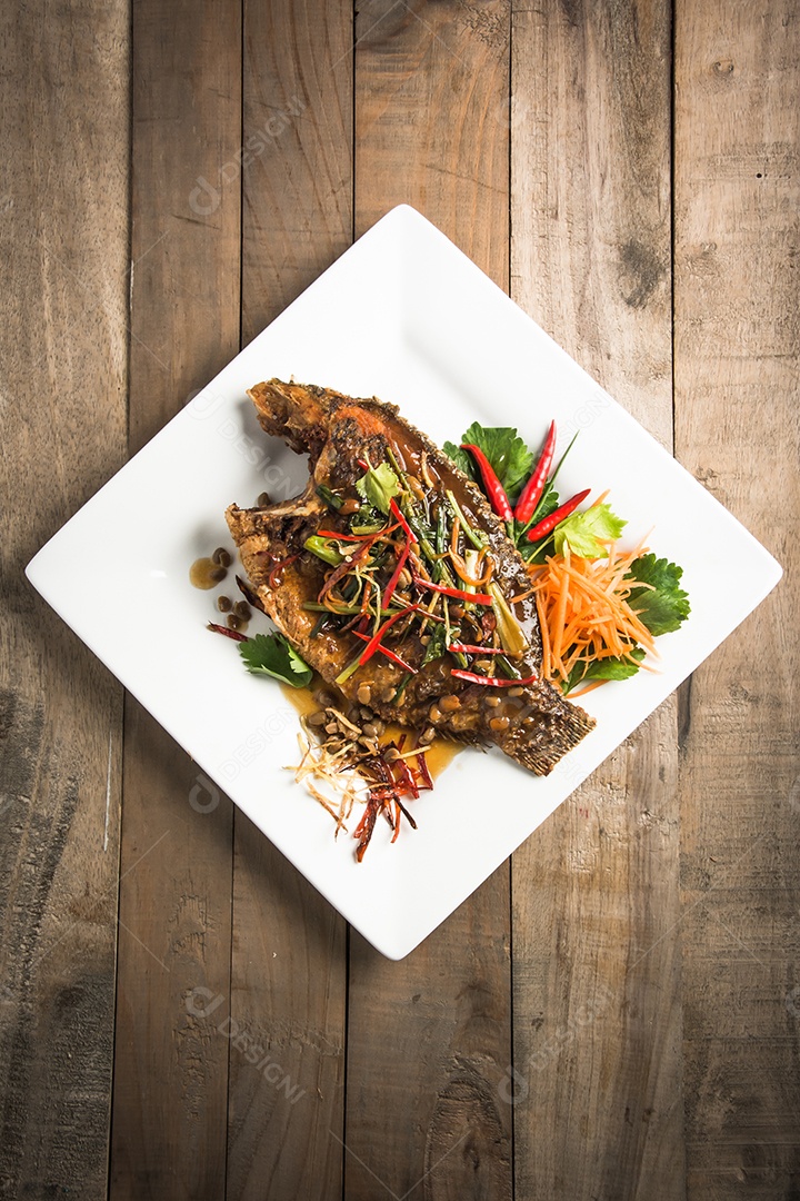 peixe frito com ervas frescas e molho picante doce