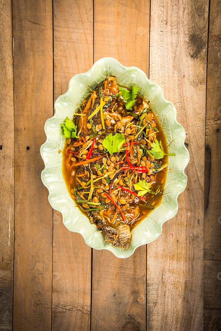 peixe frito com ervas frescas e molho picante doce