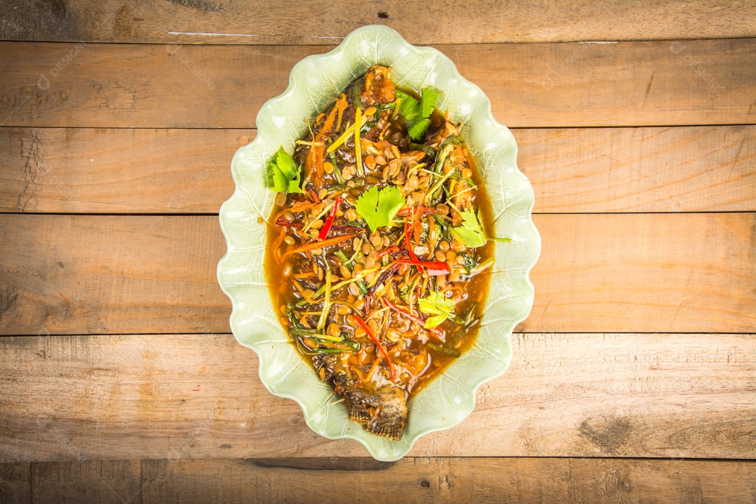 peixe frito com ervas frescas e molho picante doce