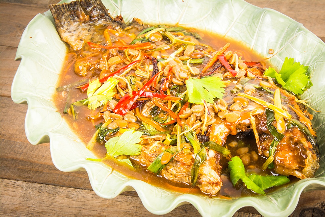 peixe frito com ervas frescas e molho picante doce