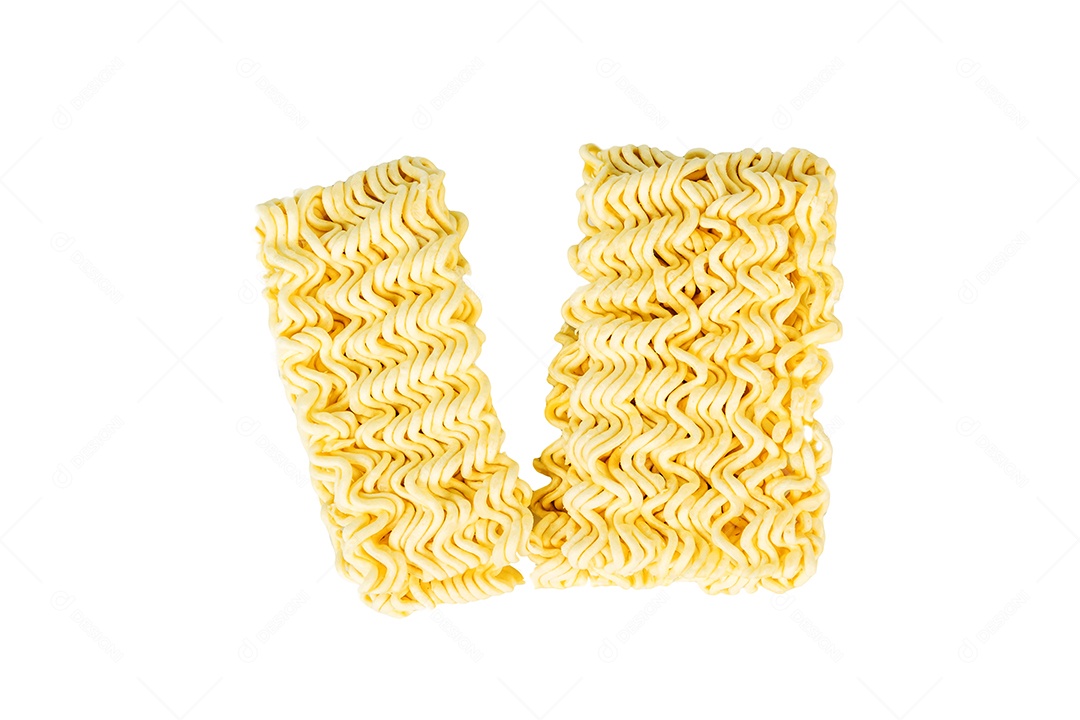 Macarrão instantâneo em fundo branco