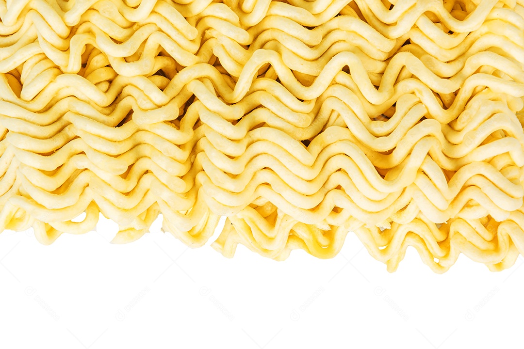 Macarrão instantâneo em fundo branco